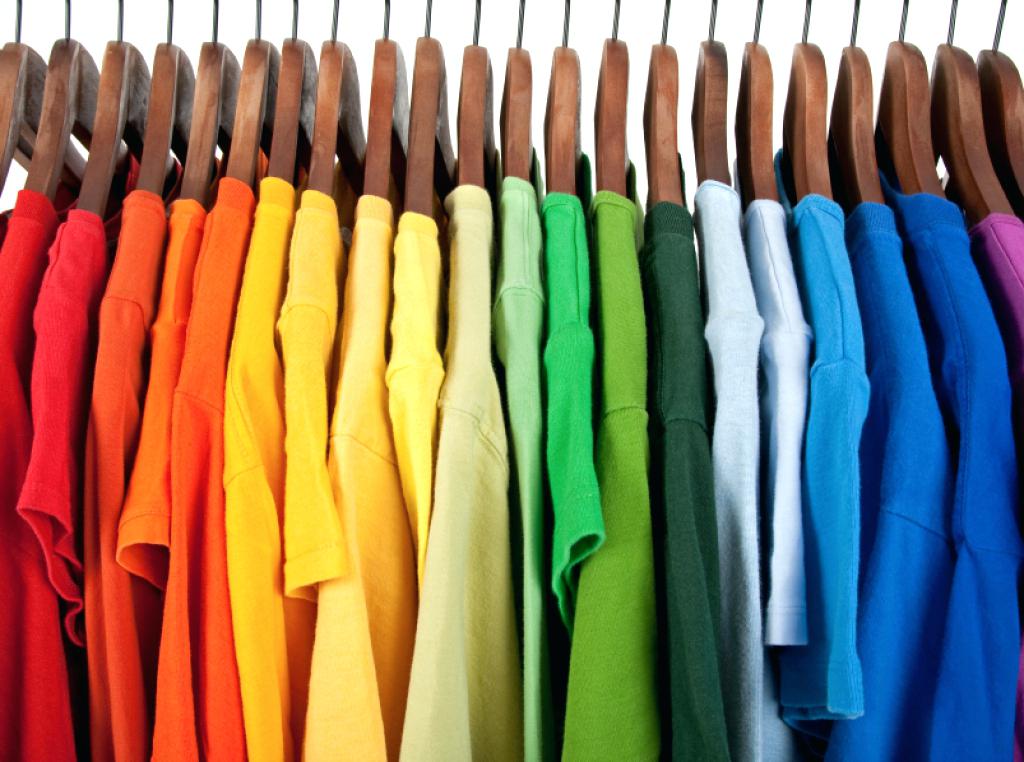 Como as cores das roupas influenciam no ambiente de trabalho